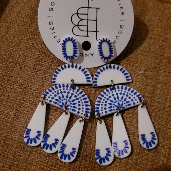 Bourbon and Bowties Jewelry - NWOT Lightweight moracan inspired chandelier earings 💙🤍